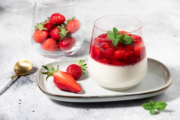 vegan panna cotta met kokos en aardbeien gezond vegan dessert