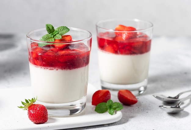 Vegan panna cotta met kokos en aardbeien in glazen