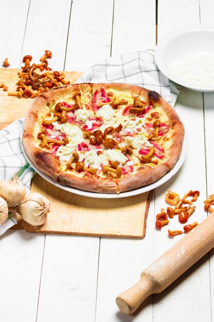 Vegan pizza met kaas en boschampignons