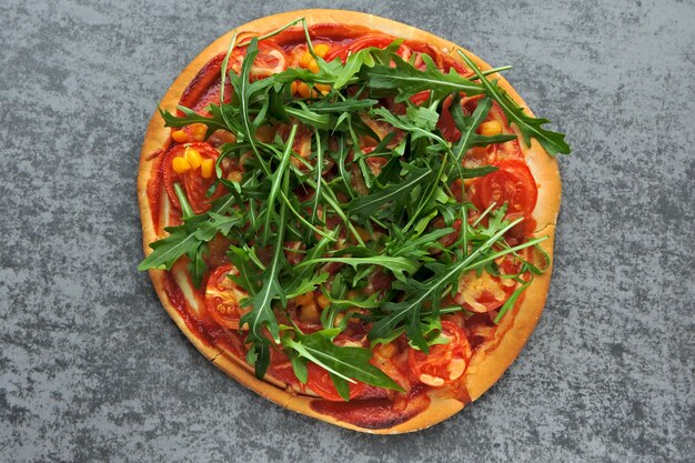 Pizza vegana con rucola fresca. cibo salutare.