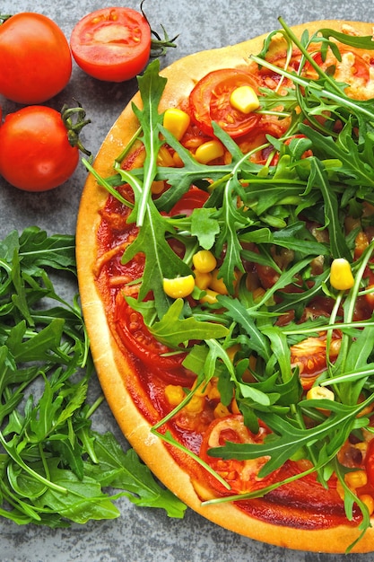 Pizza vegana con rucola fresca. cibo salutare.