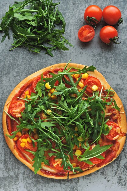 Pizza vegana con rucola fresca. cibo salutare.