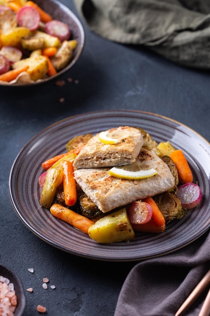 Vegan plantaardige vis visloze filets met geroosterde groenten