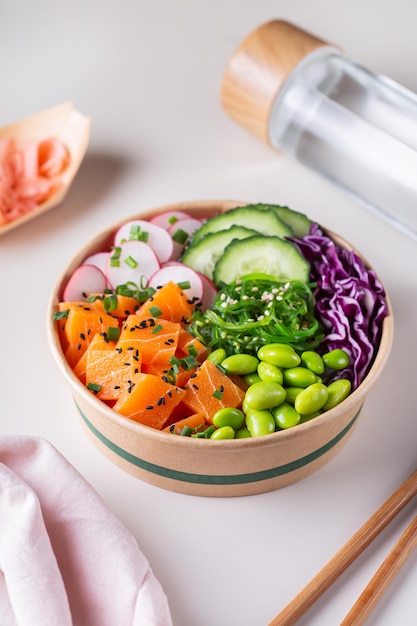 Vegan poke bowl met plantaardige zalm wakame en edamame