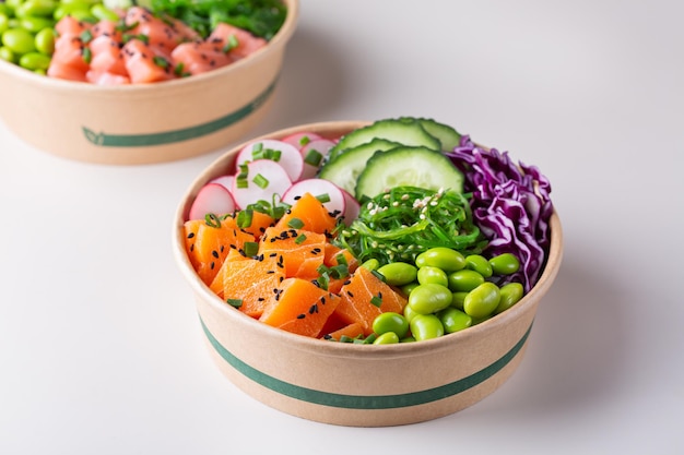 Vegan poke bowl met zalm tonijn op basis van plantaardige zeevruchten