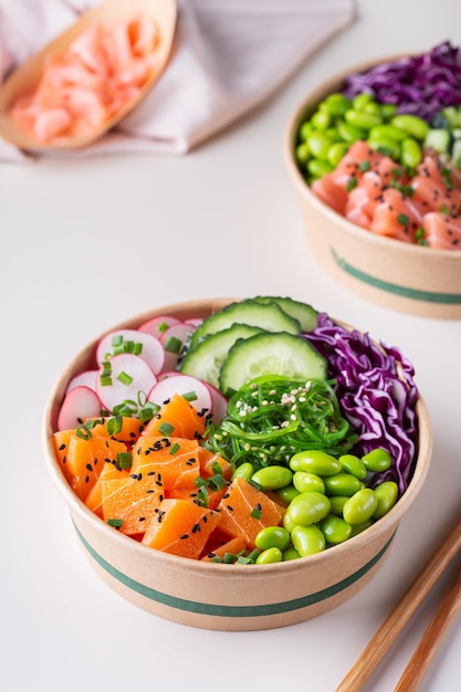 Vegan poke bowl met zalm tonijn op basis van plantaardige zeevruchten