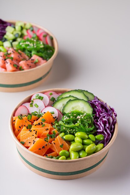 Vegan poke bowl met zalm tonijn op basis van plantaardige zeevruchten