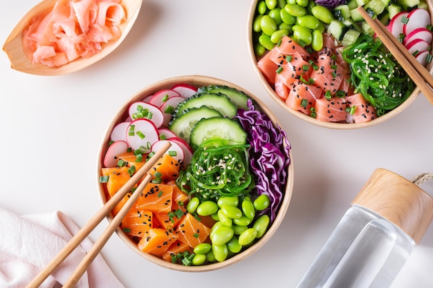 Poke bowl vegano con tonno salmone ai frutti di mare a base vegetale