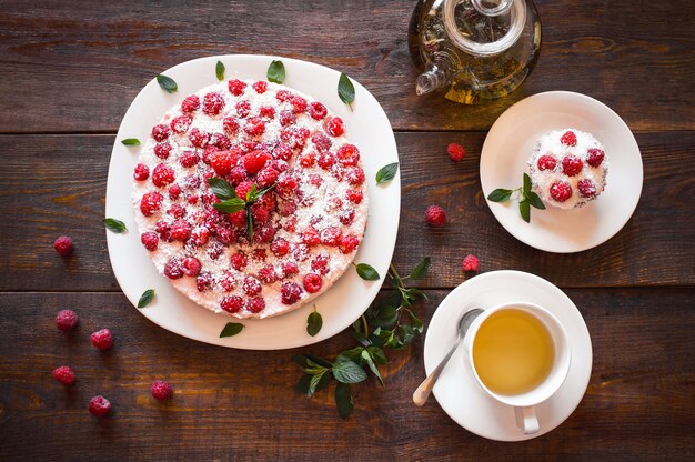 Torte vegane ai lamponi con t-shirt a base di erbe sul tavolo di legno