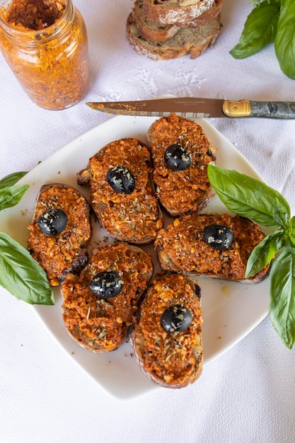 Vegan sobrasada gemaakt met gedroogde tomaat, gedroogd fruit en paprika. Gezonde en veganistische snack