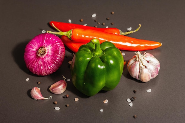 Vegan stoofpot met een set verse groenten Gehakte gekookte ingrediënten broodbestek en kruiden