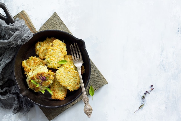 Frittelle di verdure vegane su uno sfondo di pietra grigia o ardesia frittelle vegetariane fritte