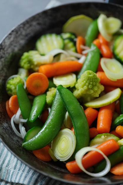 フライパンでビーガン野菜を揚げるか、テーブルで調理する準備ができています