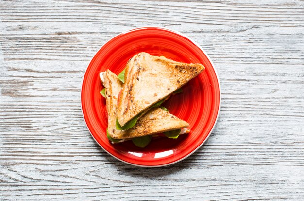 Vegan volkoren sandwich met verschillende ingrediënten voor een gezonde maaltijd,