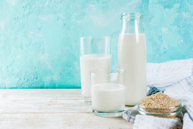 Veganist alternatief voedsel, sesam niet-zuivelmelk op lichtblauwe achtergrond, exemplaarruimte