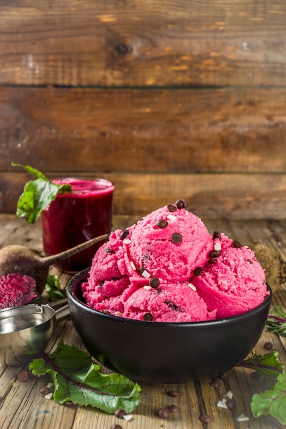 Foto veganistisch bietenijs met chocoladedruppels