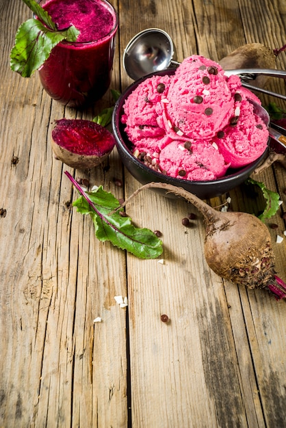 Veganistisch bietenijs met chocoladedruppels