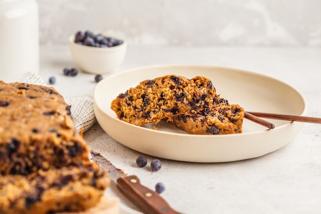 Veganistisch bosbessenbrood (cake). Schoon eetconcept.