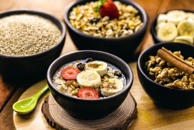 Veganistisch dessert van quinoa, banaan, aardbei, noten en kaneel. Vegetarisch ontbijt