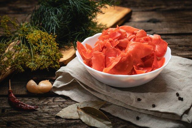 Veganistisch eten - ingemaakte gember op een houten oppervlak