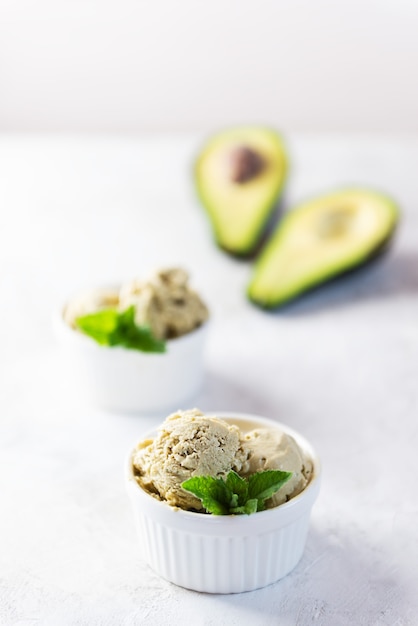 Foto veganistisch ijs met avocado's op een witte tafel