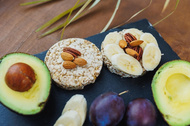 Veganistisch rijstbrood als ontbijt met avocado en pruimen gezond eten