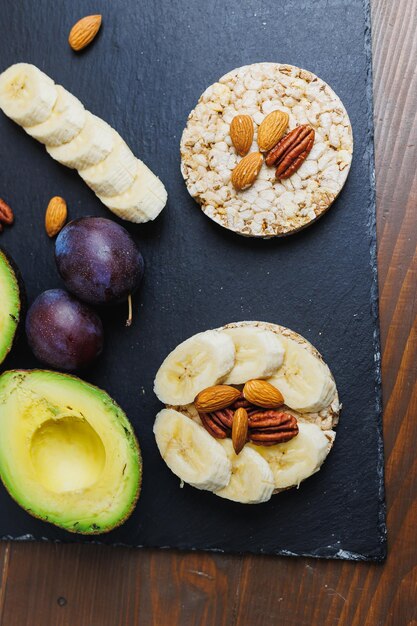 Veganistisch rijstbrood als ontbijt met avocado en pruimen Gezond eten