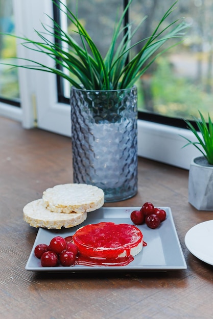 Veganistisch rijstbrood voor het ontbijt met jam gezond eten