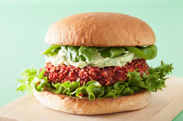 Veganistische bieten- en quinoaburger met avocadodressing