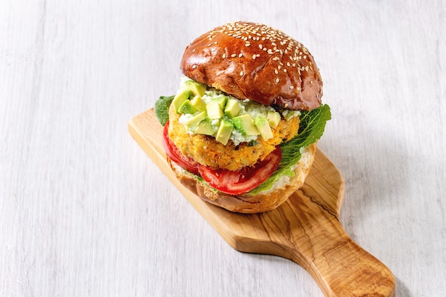 Veganistische burger met wortel