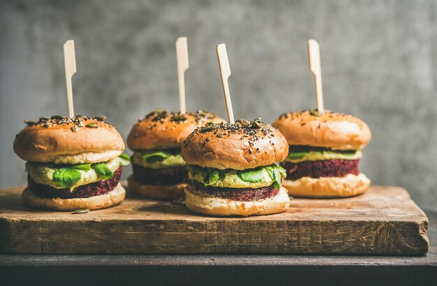 Veganistische burgers met bietenpasteitjes en spruitjes aan boord