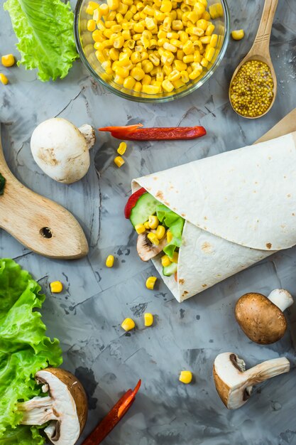 Veganistische burrito van groenten, paddenstoelen en tortilla&#39;s