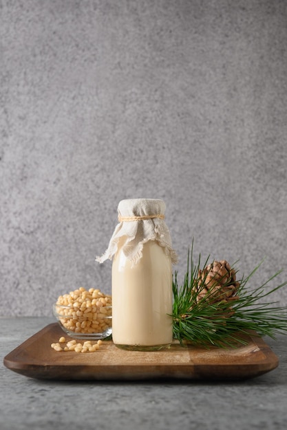 Veganistische cedernootmelk op grijze niet-zuivelmelk als alternatieve melk