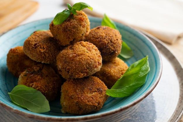 Veganistische courgette en groentekroketten.