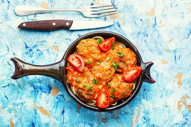 Veganistische falafel en pasta bovenaanzicht