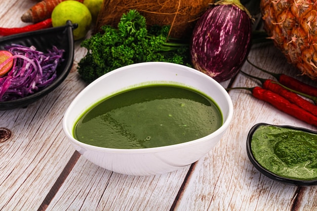 Veganistische groene room spinazie soep