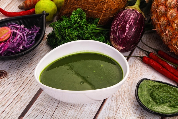 Veganistische groene room spinazie soep