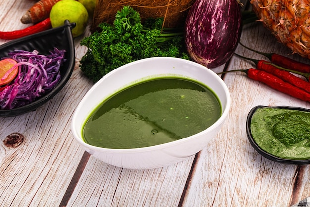 Veganistische groene room spinazie soep