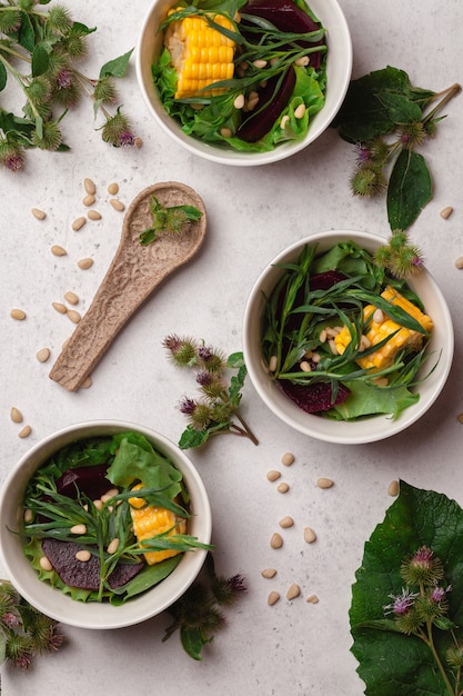 Veganistische groene salade met maïs en bieten