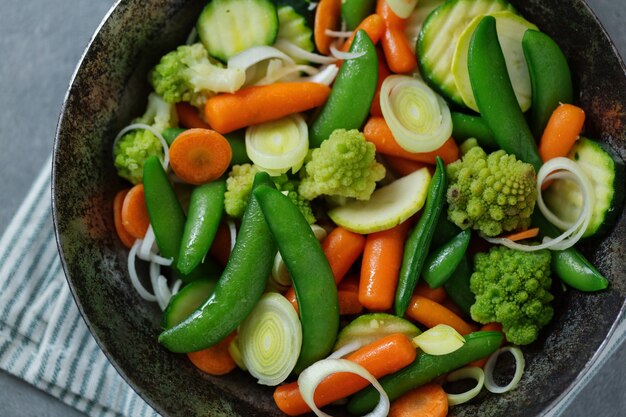 Foto veganistische groenten in de pan gebakken of klaar om op tafel te koken