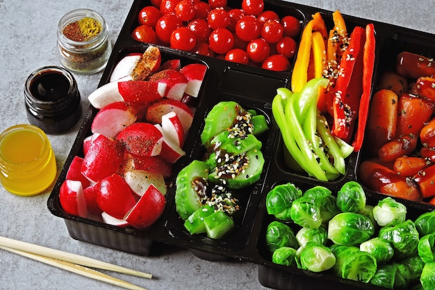 Veganistische groenteset. gezonde voeding in de vorm van een set van groenten. een gezonde snack met een groenteset. fitness lunchbox.