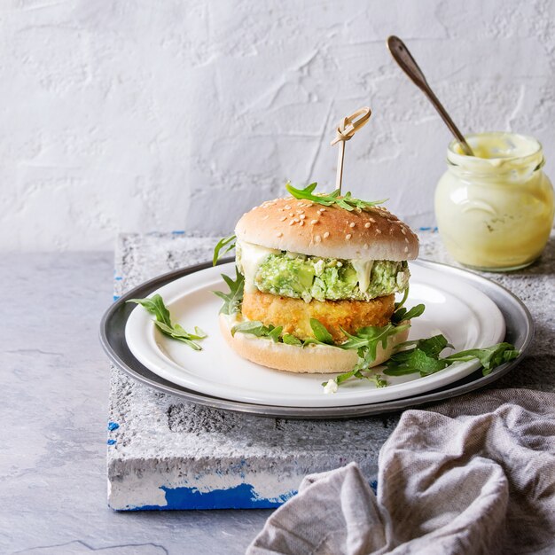 Veganistische hamburgers met avocado, rode biet en saus