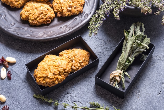 Veganistische haverkoekjes in zwarte kartonnen doos