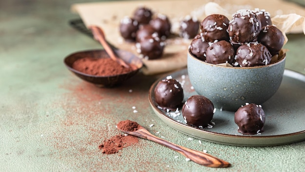 Veganistische kikkererwten en pindakaas snoepjes in chocolade Energy balls Gezond rauw dessert zonder suiker
