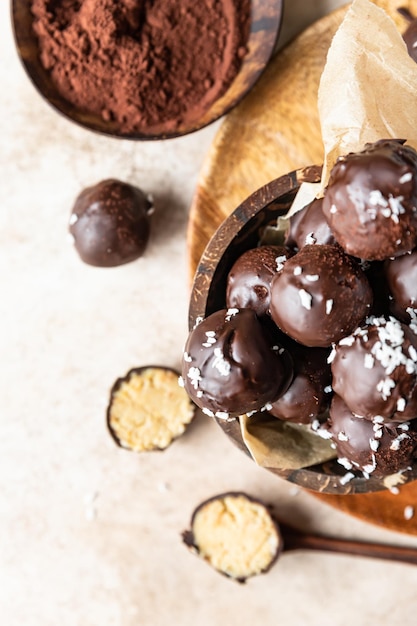 Veganistische kikkererwten- en pindakaassnoepjes in chocoladeglazuur Gezond rauw dessert zonder suiker
