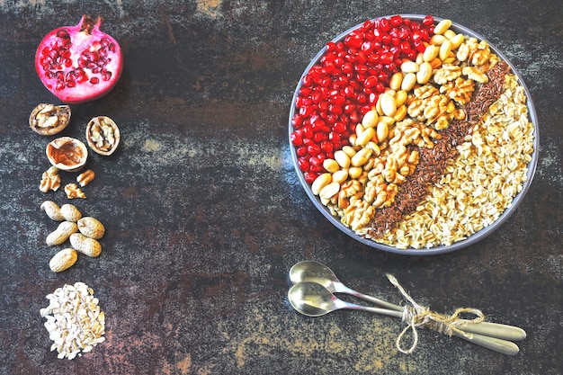 Veganistische kom havermout, noten, lijnzaad en granaatappel. Gezond ontbijt of snack.