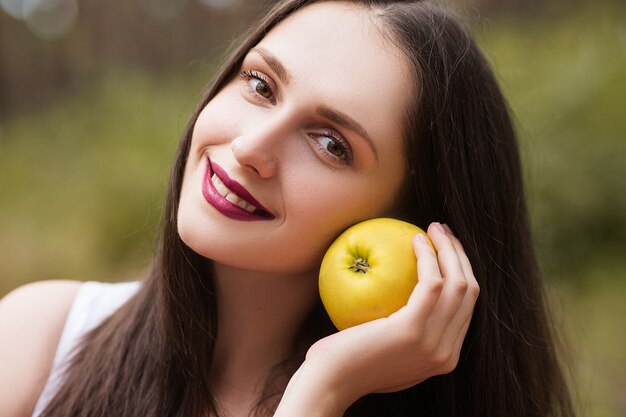 veganistische levensstijl. biologische voeding voeding. vrouw met fruit in het bos