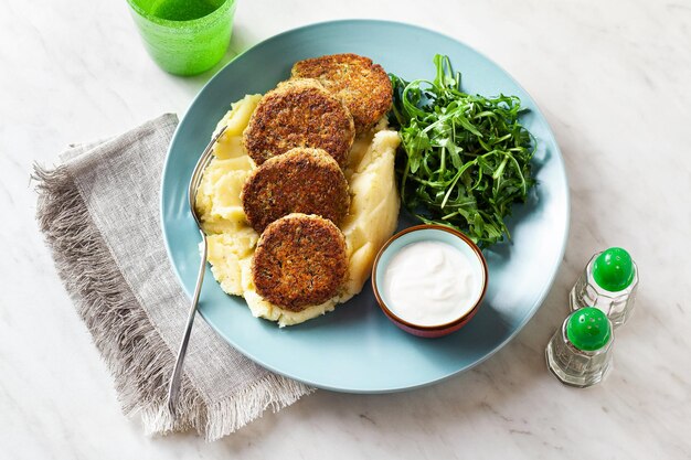 Foto veganistische linzenkoteletten zonder vlees met aardappelen en salade gezond eten