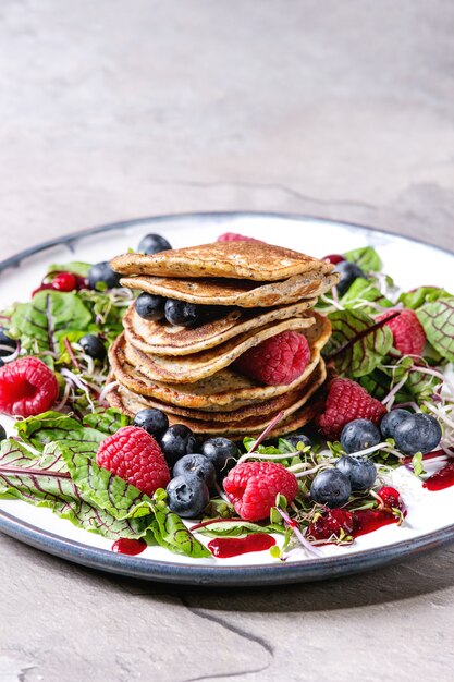 Veganistische pannekoeken met greens