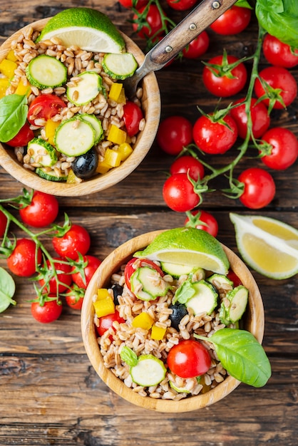 Veganistische parelgort salade